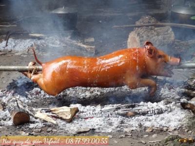 Heo quay da giòn thơm nức mũi tại Quận 2