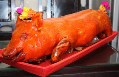 Nếu bạn muốn đặt heo quay quận 7, hãy đến với Vifoods