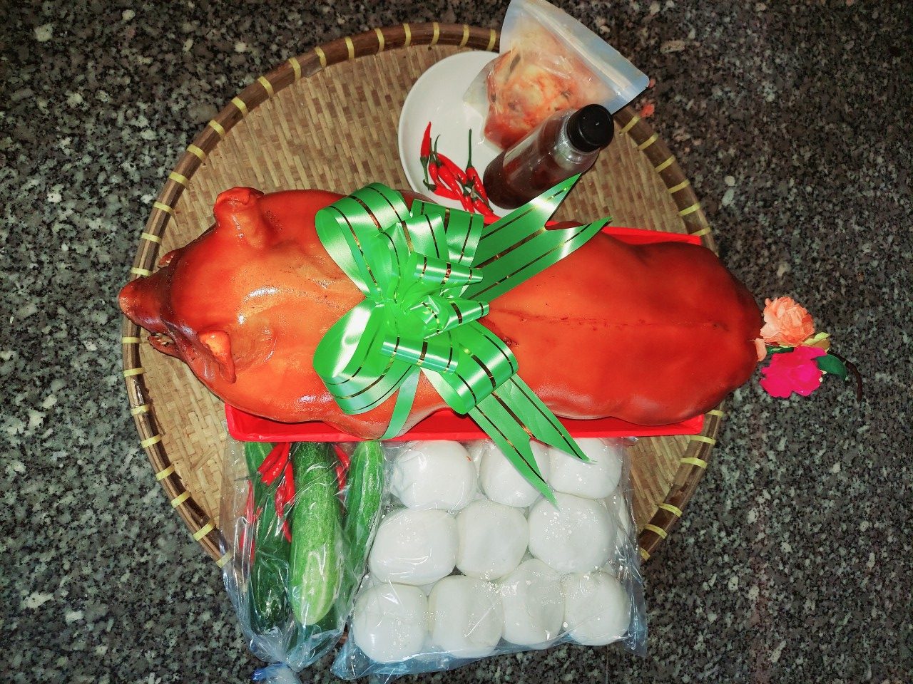 Heo quay nguyên con được trang trí trang trọng và cao cấp