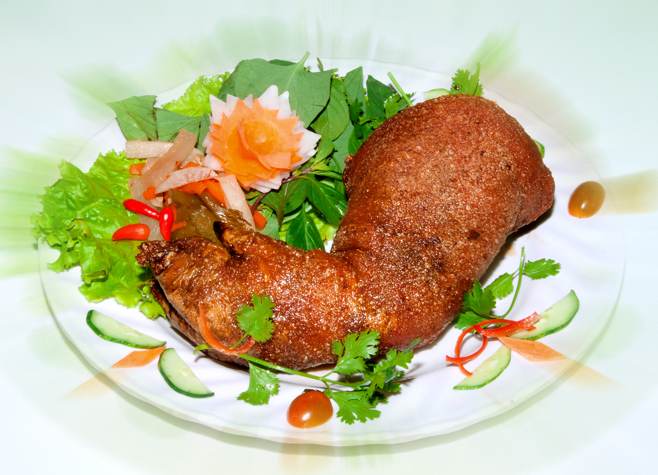 Quay giò heo trước khi làm món giò heo quay nấu giả cầy