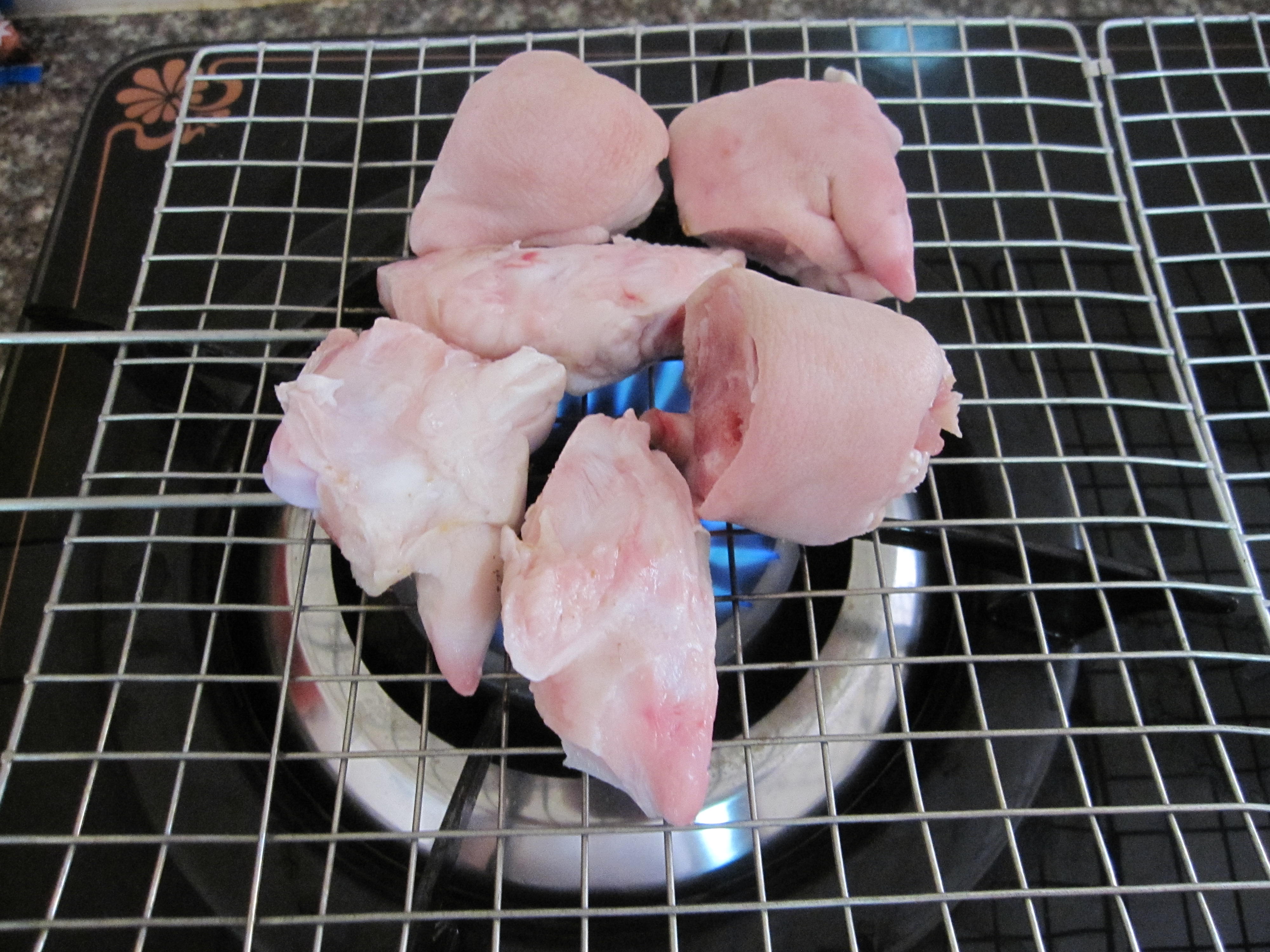 Tiến hành nấu món giò heo quay nấu giả cầy