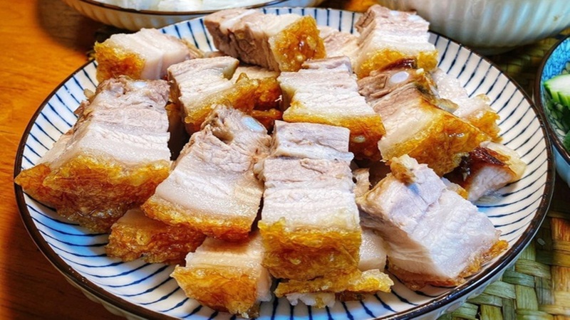 Bí Quyết Làm Thịt Heo Quay Giòn Không Bị Bắn Dầu